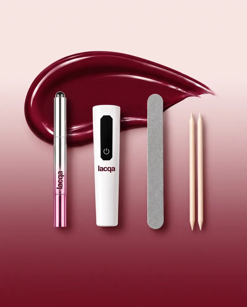 Contenido del kit Lacqa: lápiz de gel y mini lámpara UV con el logo de Lacqa, lima y palitos de cutícula