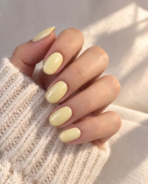 Uñas pintadas en color Amarillo pastel con Lacqa