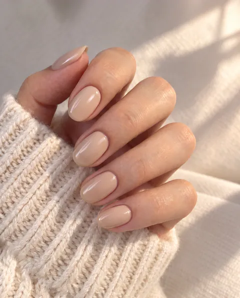 Uñas pintadas en color Beige con Lacqa