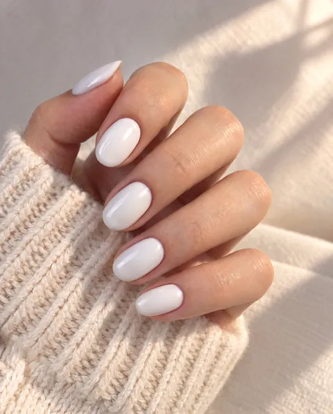 Uñas pintadas en color Blanco con Lacqa